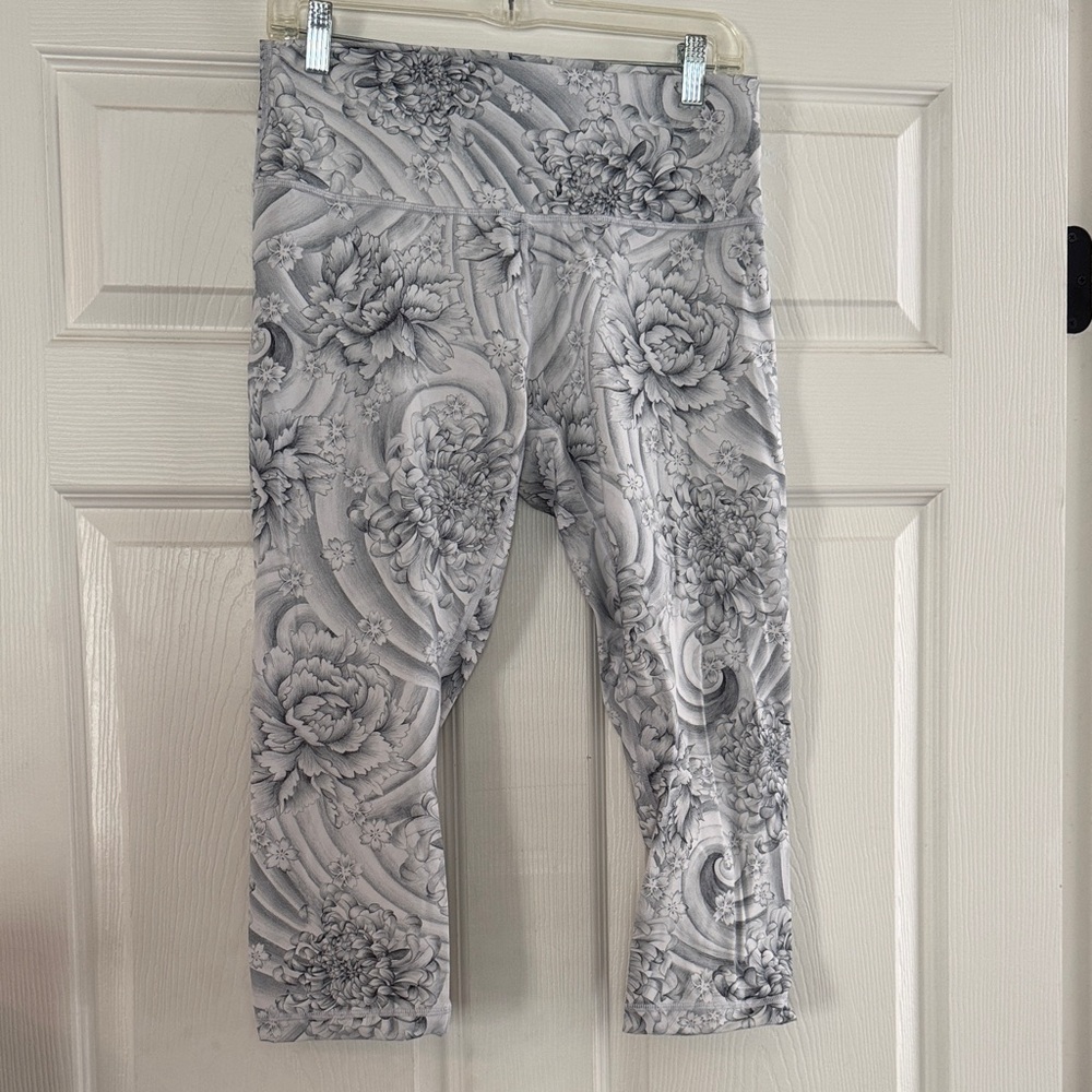 Lululemon Athletica Women's Gray Floral Leggings